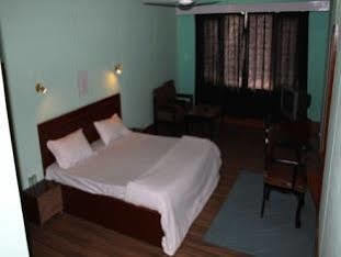 Hotel Pamposh Srinagar  Bagian luar foto